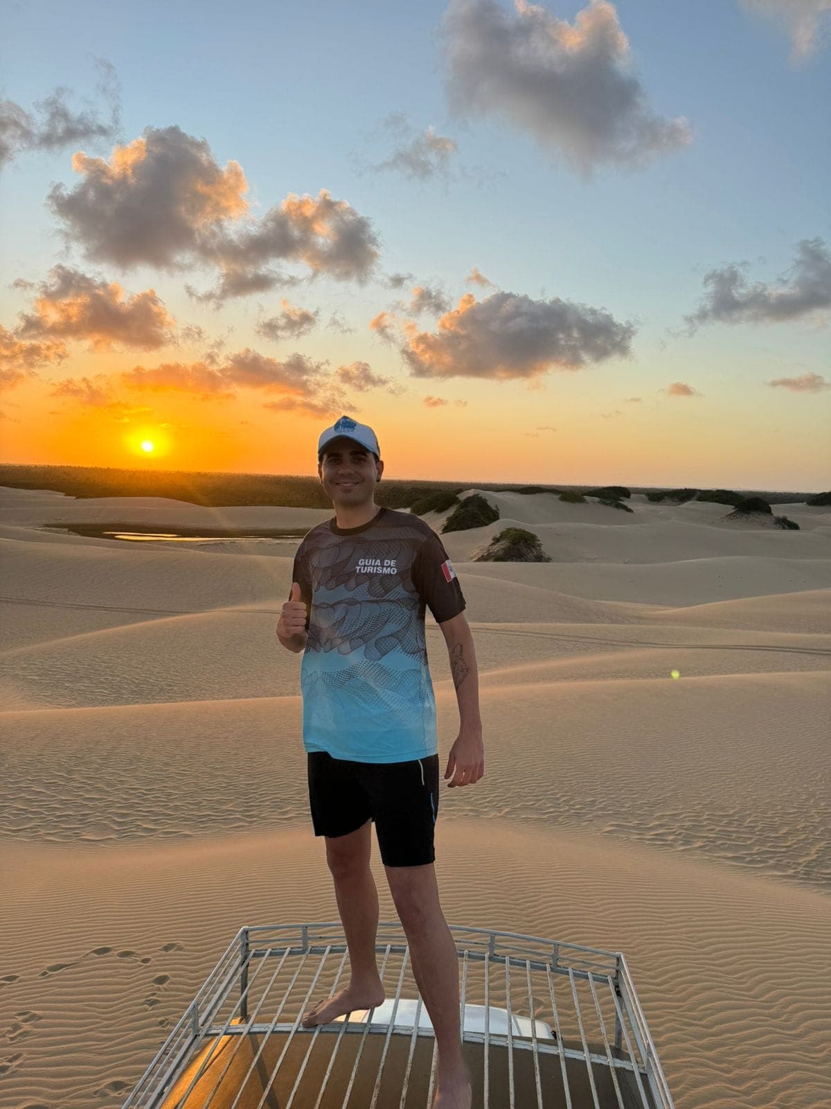 Daniel, guia de turismo e fundador da Bloom Viagens, nas dunas de Alagoas
