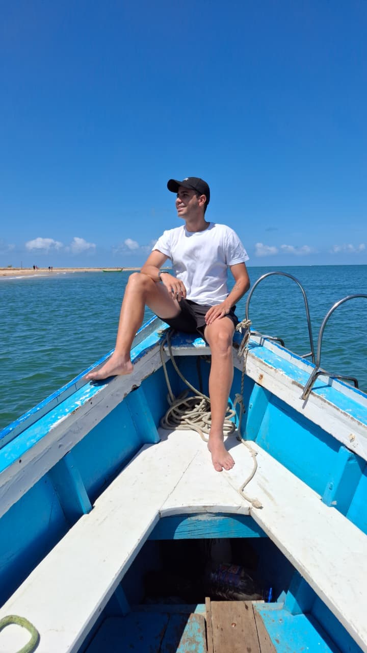 Daniel, guia de turismo e fundador da Bloom Viagens, em um passeio de barco em Alagoas